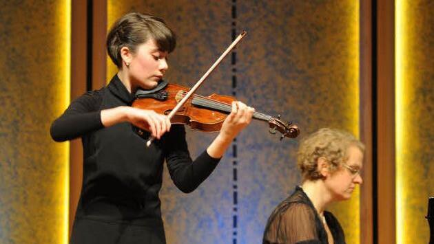 Die 14-jährige Violinistin Roberta Verna wurde von Hede Hass am Klavier begleitet. Foto: Dijkstal