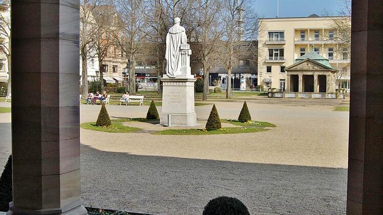 Beispiele jeweils moderner Architektur aus verschiedenen Jahrhunderten umgeben den Bad Kissinger Kurgarten.