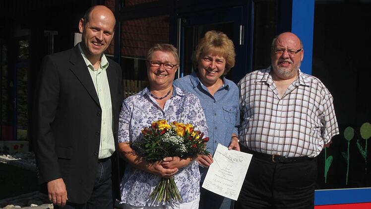 Zahlreiche Glückwünsche gab es Theresia Herrmann anlässlich ihres 40-jährigen Dienstjubiläums; von links Vorsitzender Thomas Ludwig, Theresia Herrmann, Kindergartenleiterin Irmhilde Sauer und Pfarrer Martin Wissel.Foto: Geiling