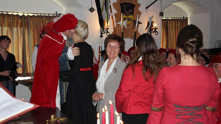 Die neuen Burgfrauen werden aufgenommen.  Foto: Friedwald Schedel