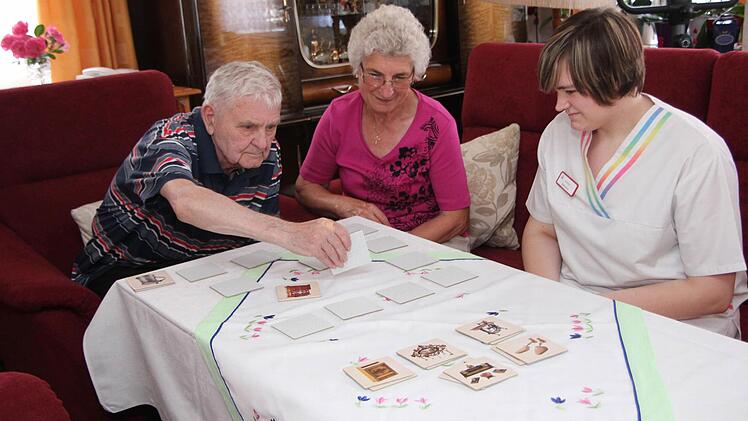 Zur Pflegestufe 0 gehört auch eine Betreuung über die körperliche Versorgung hinaus - zum Beispiel durch gemeinsames Spielen. Foto: Caritas Coburg