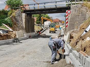 Bis zu 30 Zentimeter tiefer gelegt: Der Straßenunterbau ist fertig, jetzt ist die Randbefestigung dran, zum Schluss wird asphaltiert. Foto: Sigismund von Dobschütz