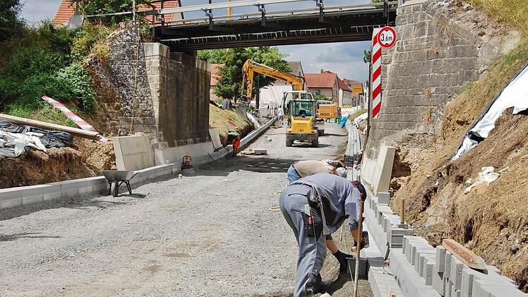 Bis zu 30 Zentimeter tiefer gelegt: Der Straßenunterbau ist fertig, jetzt ist die Randbefestigung dran, zum Schluss wird asphaltiert. Foto: Sigismund von Dobschütz