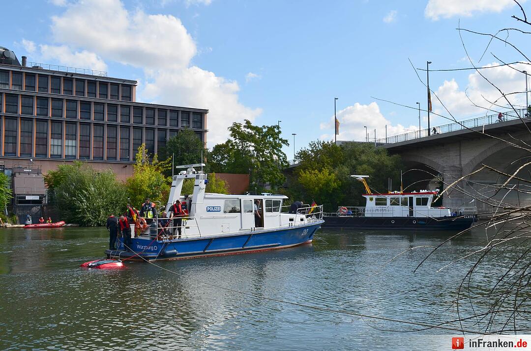 Auto geht im Main in Würzburg unter