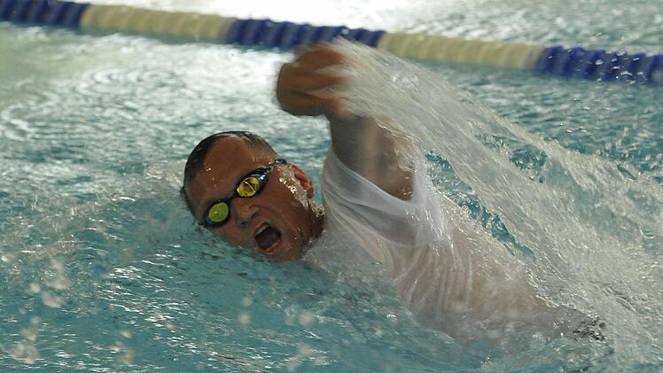 Bei der Bierstaffel wurde mit TShirt geschwommen