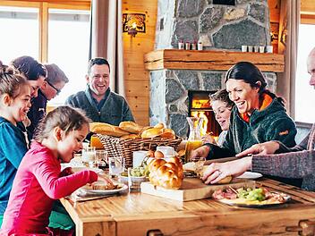 Geselligkeit im Schnee: Ein Skiurlaub in der Gruppe macht doppelt Spaß. Foto: djd/www.belvilla.de