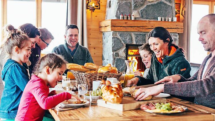 Geselligkeit im Schnee: Ein Skiurlaub in der Gruppe macht doppelt Spaß. Foto: djd/www.belvilla.de