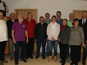 Bereits 50 Blutspenden haben diese Frauen und Männer abgegeben. Dafür dankten Bürgermeister Michael Ziegler und Ludwig Schwemmlein (links), der die Blutspendetermine organisiert. Fotos: Sabine Weinbeer