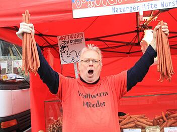 In seinem Element: Der "Wattwurm-Mörder" preist seine Ware an. Foto: Gerda Völk