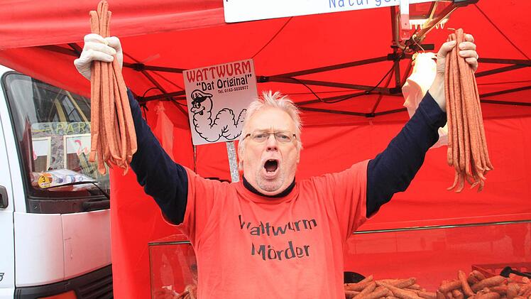 In seinem Element: Der "Wattwurm-Mörder" preist seine Ware an. Foto: Gerda Völk