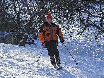 Alfons Neeb, 79, nimmt Fahrt auf: Das Gründungsmitglied des Skiclubs Neuschleichach lässt sich auch im Alter den Abfahrtsspaß am Röthenhang nicht nehmen.  Fotos: Ronald Rinklef