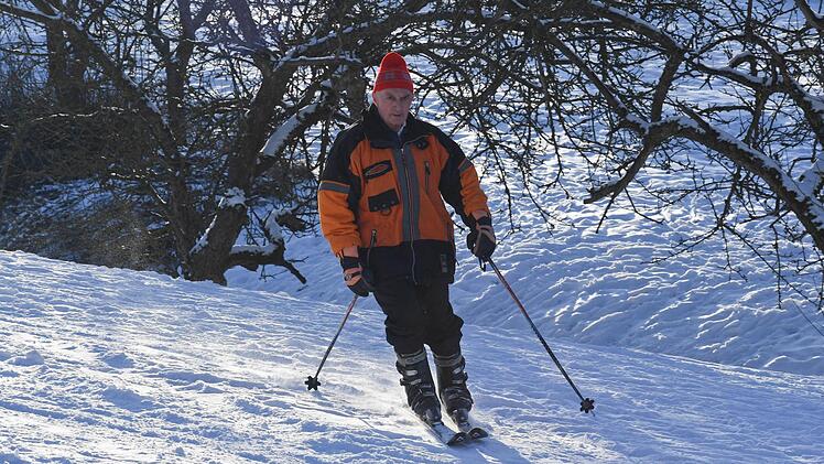 Alfons Neeb, 79, nimmt Fahrt auf: Das Gründungsmitglied des Skiclubs Neuschleichach lässt sich auch im Alter den Abfahrtsspaß am Röthenhang nicht nehmen.  Fotos: Ronald Rinklef