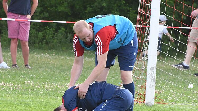 Benjamin Kaufmann liegt zwar am Boden, aber die Rannunger müssen wieder aufstehen. Denn eine letzte Chance auf den Klassenerhalt haben sie noch: In Güntersleben gegen den TSV Uettingen.Hopf