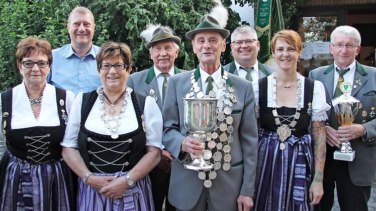 Nach der Proklamation bei den Sonnefelder Schützen (von links): Zweite Schützenmeisterin Zita Berghold, Bürgermeister Michael Keilich, Monika Berghold, Schützenmeister Dieter Hummel, Schützenkönig Horst Steiner, Schießleiter Bastian Angermüller, Ilona Bauer und Gewinner des Gerhard-Barth-Pokals Walter Koch  Fotos: Alexandra Kemnitzer