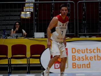 Der für Nürnberg spielende Bamberger Nils Haßfurther machte gegen Israel ein gutes Spiel. Foto: Udo Schilling