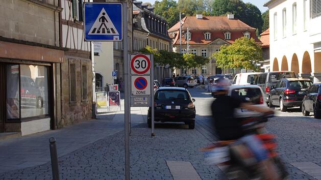 Der fr&uuml;here Juwelierladen (links, vorne) und die ehemalige Marien-Apotheke (rechts, bei den B&ouml;gen) bekommen bald neue Nutzungen. Foto: Marco Mei&szlig;ner