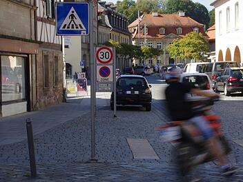 Der frühere Juwelierladen (links, vorne) und die ehemalige Marien-Apotheke (rechts, bei den Bögen) bekommen bald neue Nutzungen. Foto: Marco Meißner