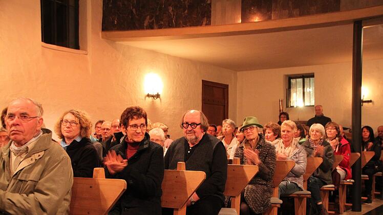 Unters Publikum gemischt hatte sich der Künstler Ludger Hinse (Mann mit Brille). Foto: Ulrike Müller