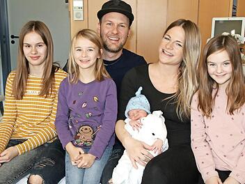 "Alle Fünf" freuen sich über das neue Familienmitglied. Um 4.14 Uhr erblickte Lenny im Klinikum das Licht der Welt. Von links: Lina, Mimi, Vater Marcus, Mutter Lisa mit Sohn Lenny und Hannah.  Foto: Wolfgang Desombre