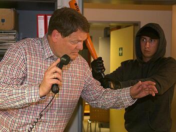 Schauspieler haben in der Sendung "Aktenzeichen XY ungelöst" den Moment nachgestellt, in dem Norbert Ottinger von seinem Mörder überrascht wird.  Foto: ZDF