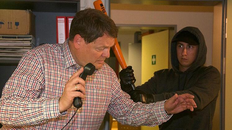 Schauspieler haben in der Sendung "Aktenzeichen XY ungelöst" den Moment nachgestellt, in dem Norbert Ottinger von seinem Mörder überrascht wird.  Foto: ZDF