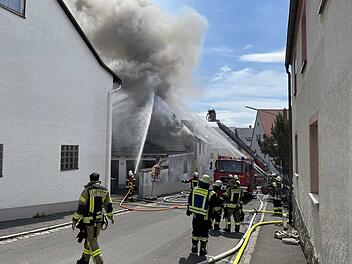 Starke Rauchentwicklung: Flammen schlagen aus Dachstuhl