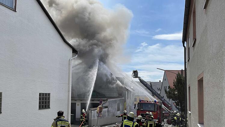 Starke Rauchentwicklung: Flammen schlagen aus Dachstuhl