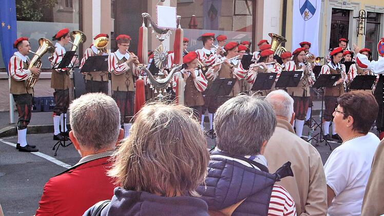 Musikalisch hieß das Jugendblasorchester die Gäste aus der Partnerstadt auf dem Marktplatz willkommen. Foto: Dieter Britz