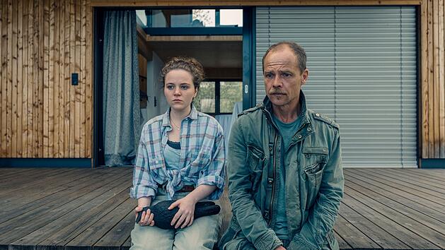 Lenka Bergdorf (Alice Prosser) hat seit dem Tod ihrer Schwester schreckliche Angst vor Raben. Micha Oberländer (Matthias Koeberlin) versucht in "Die Toten vom Bodensee - Das Geisterschiff" herauszufinden, warum.