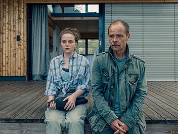 Lenka Bergdorf (Alice Prosser) hat seit dem Tod ihrer Schwester schreckliche Angst vor Raben. Micha Oberländer (Matthias Koeberlin) versucht in "Die Toten vom Bodensee - Das Geisterschiff" herauszufinden, warum.