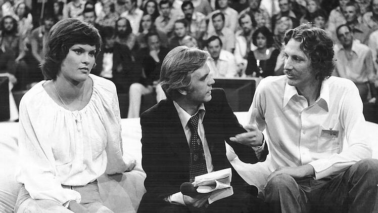 Mit seiner Technik gewann sie bei Olympia: Ulrike Meyfarth und Dick Fosbury (rechts) waren 1975 gemeinsam zu Gast im "aktuellen sportstudio". Der 2023 verstorbene Amerikaner revolutionierte den Hochsprung durch die von ihm erfundene Sprungtechnik, den Fosbury-Flop - bei dem der Springer die Latte r&uuml;ckw&auml;rts &uuml;berquert.