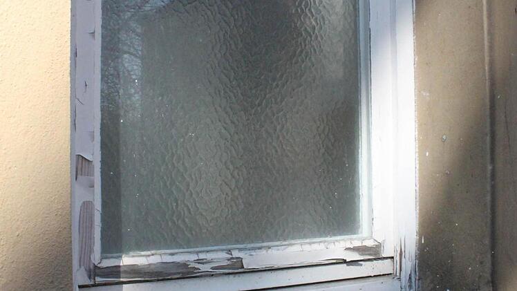 Hier ist die Bahn nicht mehr zuständig: Detail an einem Fenster des Ebenhäuser Bahnhofs. Foto: Mäuser