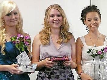 Die drei besten Prüflinge der M10 (von links), Franziska Braun, Ronja Werner und Vanessa Chihi, wurden ausgezeichnet. Fotos: Michael Kübert
