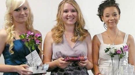 Die drei besten Prüflinge der M10 (von links), Franziska Braun, Ronja Werner und Vanessa Chihi, wurden ausgezeichnet. Fotos: Michael Kübert