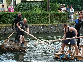 Beim Fischerstechen wurde um jeden Zentimeter gekämpft, um nicht ins Wasser abtauchen zu müssen. Fotos: Hans Franz