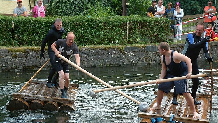 Beim Fischerstechen wurde um jeden Zentimeter gekämpft, um nicht ins Wasser abtauchen zu müssen. Fotos: Hans Franz