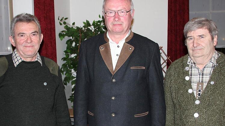 Die Geehrten Herbert Wohlfahrt (links) und Siegfried Käb (rechts) mit Kreisgruppe-Vorsitzendem Helmut Sieghörtner.
