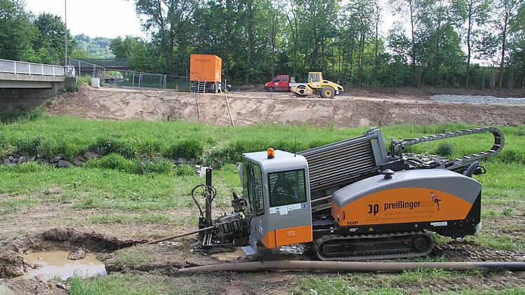 Die Leitungen werden heute unterirdisch durch die Brücke durchgeschossen.