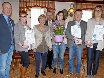 Drei Familien wurden mit Tonmodeln des Landkreises Kulmbach für die beispielhafte und naturnahe Gestaltung ihrer Anwesen belohnt. Unser Bild zeigt (von links) Bürgermeister Franz Uome, Vorsitzende Siegrid Bittermann, Elisabeth Groß, Kreisfachberater Friedhelm Haun, Gudrun und Berthold Städtler sowie Stephanie Döring.  Foto: Klaus-Peter Wulf