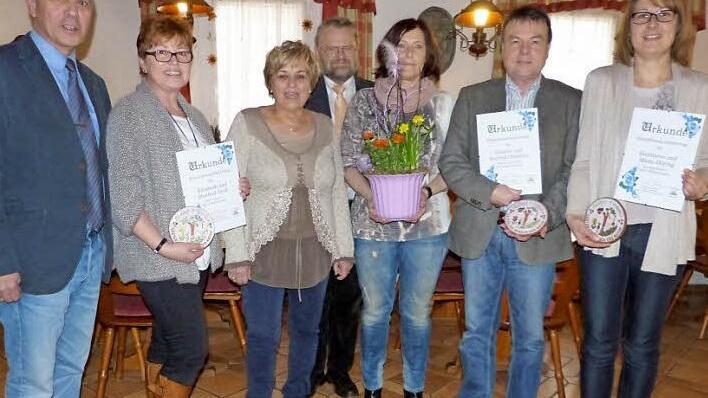 Drei Familien wurden mit Tonmodeln des Landkreises Kulmbach für die beispielhafte und naturnahe Gestaltung ihrer Anwesen belohnt. Unser Bild zeigt (von links) Bürgermeister Franz Uome, Vorsitzende Siegrid Bittermann, Elisabeth Groß, Kreisfachberater Friedhelm Haun, Gudrun und Berthold Städtler sowie Stephanie Döring.  Foto: Klaus-Peter Wulf