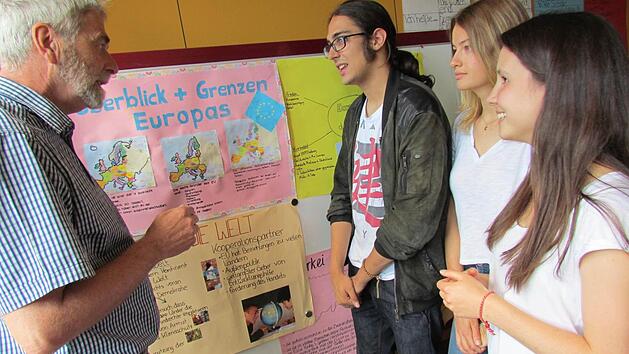Einen ganzen Tag lang besch&auml;ftigten sich die Sch&uuml;ler des Albertinums mit dem Thema Europa, EU und Fl&uuml;chtlingskrise. Dabei wurde rege diskutiert, wie Sozialkunde-Lehrer Helmuth Hofmann (links) und die Elftkl&auml;ssler (von links) Valentino Tezel, Ann Katrin Melcher und Irina Ignatova berichten.  Foto: Miriam Hegner