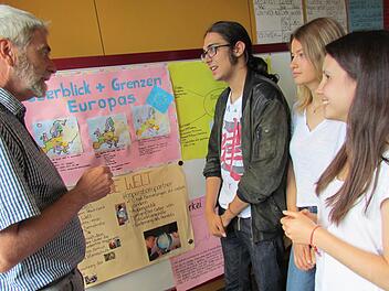 Einen ganzen Tag lang beschäftigten sich die Schüler des Albertinums mit dem Thema Europa, EU und Flüchtlingskrise. Dabei wurde rege diskutiert, wie Sozialkunde-Lehrer Helmuth Hofmann (links) und die Elftklässler (von links) Valentino Tezel, Ann Katrin Melcher und Irina Ignatova berichten.  Foto: Miriam Hegner