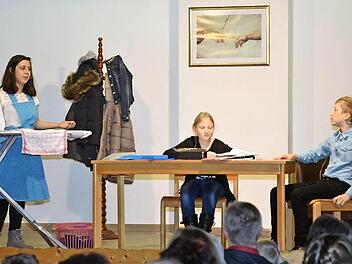 Sie hatten eine knifflige Rechenaufgabe zu lösen und zerbrachen sich dabei lange den Kopf mit immer neueren Lösungsansätzen: Anna-Lena Welscher, Johanna Hauck und Marius Bauer (v.l.).  Foto: Karl-Heinz Hofmann