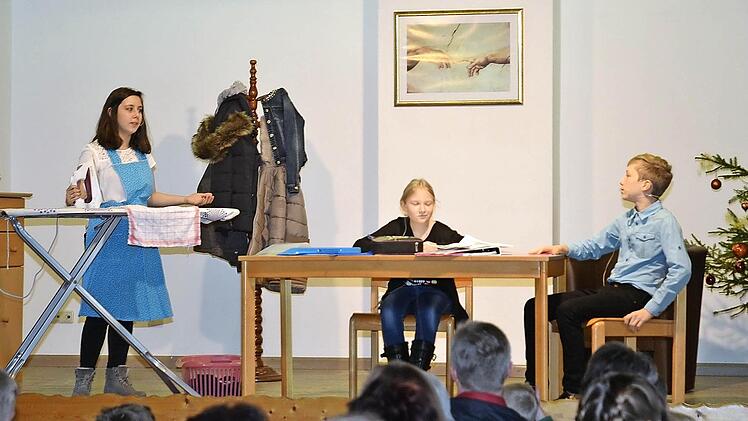 Sie hatten eine knifflige Rechenaufgabe zu lösen und zerbrachen sich dabei lange den Kopf mit immer neueren Lösungsansätzen: Anna-Lena Welscher, Johanna Hauck und Marius Bauer (v.l.).  Foto: Karl-Heinz Hofmann