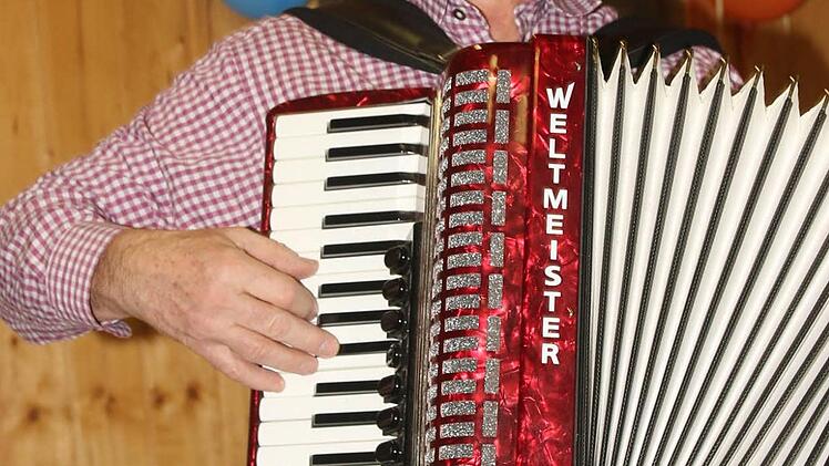 Mit Witz und Musik führte Winfried Steinert durch das Programm. Sein Akkordeonspiel trug zur Stimmung bei. Foto: Michael Stelzner