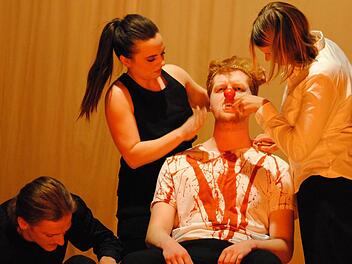 Es geht nur um den ästhetischen Gehalt? Dominik Tippelt, Marie-Sophie Weidinger, Christof Stier, Luise Leis und Maximilian Kurth in der Szenenfolge "Das Volksfest". Fotos: Carolin Herrmann