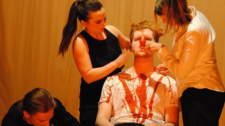 Es geht nur um den ästhetischen Gehalt? Dominik Tippelt, Marie-Sophie Weidinger, Christof Stier, Luise Leis und Maximilian Kurth in der Szenenfolge "Das Volksfest". Fotos: Carolin Herrmann