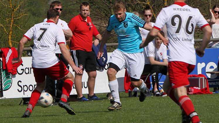 Endstation ist für den Zeller Spielertrainer Rene Haupt (Mitte) bei Christoph Lipa (links). Rechts der Limbacher Lukas Kredel