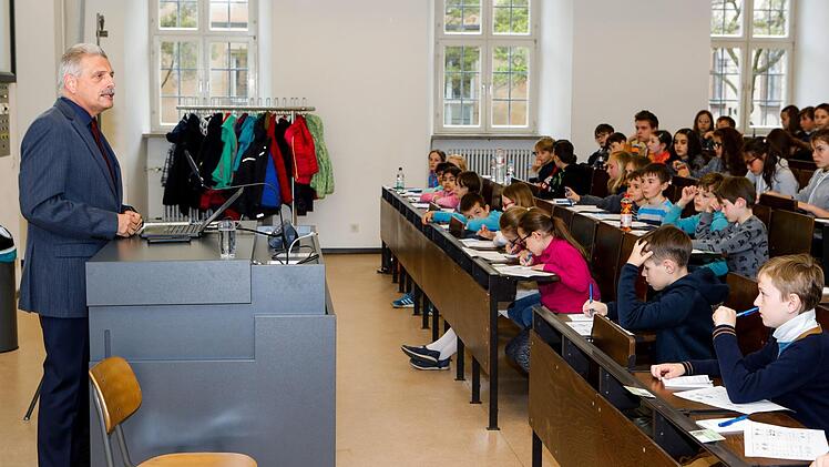 Der Bamberger Geschichtsprofessor Klaus van Eickels während der Vorlesung Foto: Matthias Hoch
