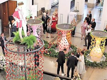 Das Foyer des Großen Saals wird für den Rosenball aufwändig geschmückt. Diesmal wird sich alles um das Motto "160 Jahre Luitpoldpark" drehen. Unser Bild zeigt den Blumenschmuck aus 2016.  Foto: Archiv/Dieter Britz